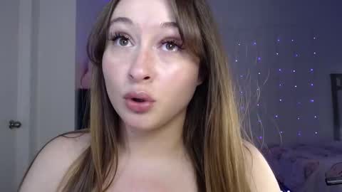 Snapshot of bellamonroee chatting on 02/11/25, 08:05 Bella Monroe online show from 02/11/25, 08:05