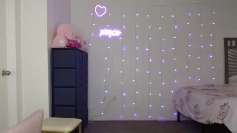 Snapshot of bellamonroee chatting on 02/14/25, 04:47 Bella Monroe online show from 02/14/25, 04:47