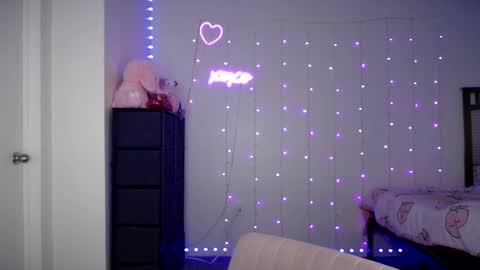 Snapshot of bellamonroee chatting on 02/19/25, 05:16 Bella Monroe online show from 02/19/25, 05:16