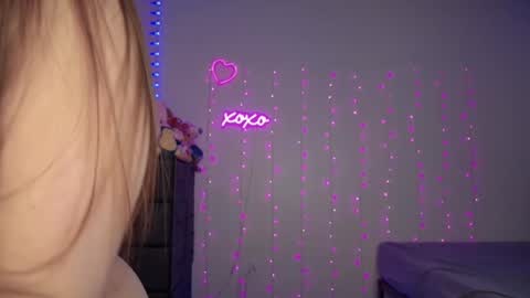 Snapshot of bellamonroee chatting on 09/19/25, 03:19 Bella Monroe online show from 09/19/25, 03:19