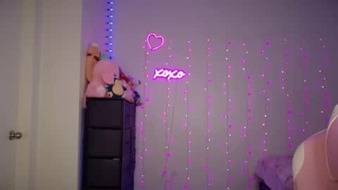 Snapshot of bellamonroee chatting on 09/23/25, 03:09 Bella Monroe online show from 09/23/25, 03:09