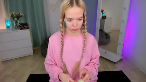 Snapshot of bellamontgomery chatting on 05/24/26, 10:15 Bella online show from 05/24/26, 10:15