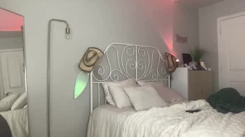 Snapshot of bellaxxboo chatting on 09/10/25, 11:27 Bella Rose online show from 09/10/25, 11:27