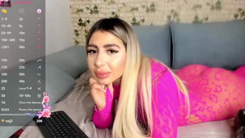 Snapshot of belle_hallle chatting on 12/07/24, 08:05 LucyJelly online show from 12/07/24, 08:05