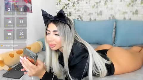 Snapshot of belle_hallle chatting on 01/06/25, 09:32 LucyJelly online show from 01/06/25, 09:32