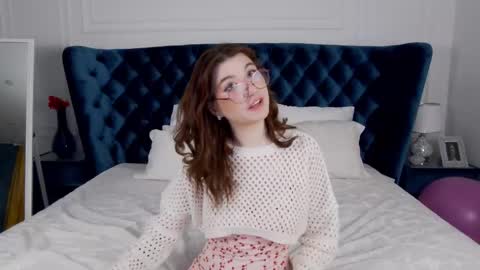 Snapshot of bellebellerose chatting on 02/24/25, 10:37 BelleBellerose online show from 02/24/25, 10:37