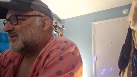 Snapshot of bendavewill chatting on 12/22/24, 06:28 Bendavewill online show from 12/22/24, 06:28