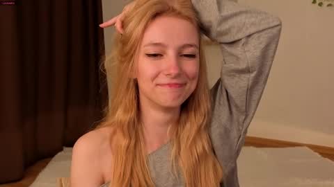 Snapshot of berrryjelly chatting on 05/13/26, 11:40 Hi Im NikaComing back online on Monday 3 online show from 05/13/26, 11:40