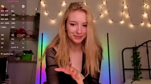 Snapshot of berrryjelly chatting on 06/10/26, 06:12 Hi Im NikaComing back online on Monday 3 online show from 06/10/26, 06:12
