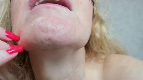 Snapshot of best__angelica chatting on 02/13/25, 06:48 best__angelica online show from 02/13/25, 06:48