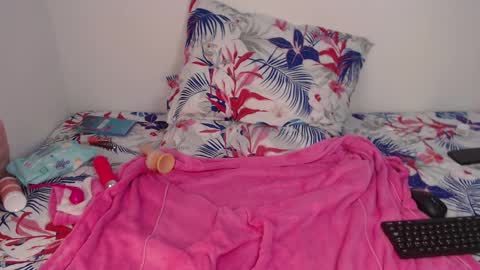 Snapshot of bethany__bigtits4 chatting on 12/23/24, 07:06 Bethany  bigtits4s room online show from 12/23/24, 07:06