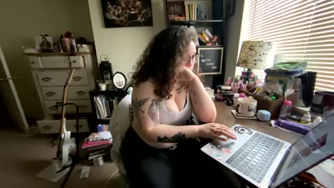 Snapshot of bettycake666 chatting on 12/19/24, 06:12 Betty Cake online show from 12/19/24, 06:12