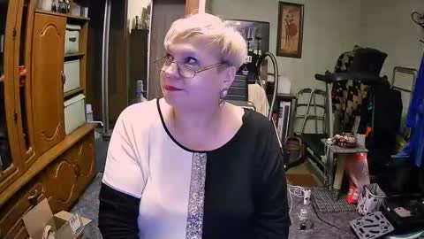 BeverlyCynia online show from 10/05/25, 04:27