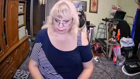 Snapshot of beverlyqcynia chatting on 09/18/25, 11:45 BeverlyQCynia online show from 09/18/25, 11:45