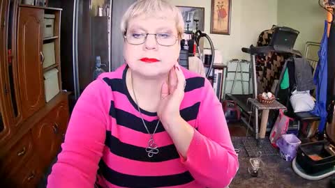 BeverlyQCynia online show from 10/23/25, 10:47