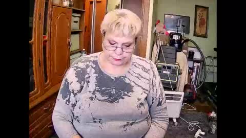 BeverlyQCynia online show from 11/12/25, 08:48