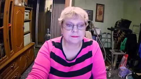 BeverlyQCynia online show from 12/04/25, 12:03