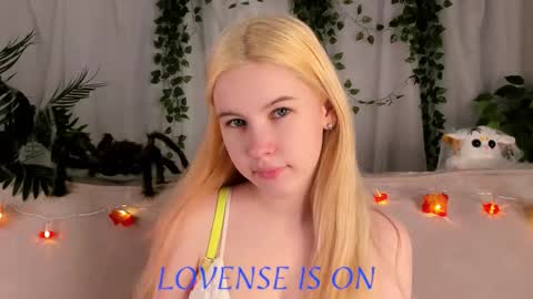 Eliz online show from 10/20/25, 01:06