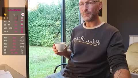 My name is David and if you like public exhibitions you wont be disappointed with me LoL - My favorite vibes is 44  online show from 09/17/25, 07:43