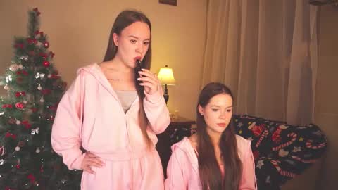 Snapshot of bibandboba_ chatting on 12/01/25, 02:00 Lisa and Alice online show from 12/01/25, 02:00