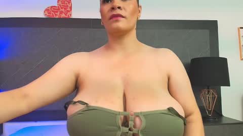 Snapshot of big_tits_in_your_face chatting on 12/27/24, 08:18 Tell me Sophia  online show from 12/27/24, 08:18