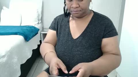 Lona online show from 11/30/25, 04:16