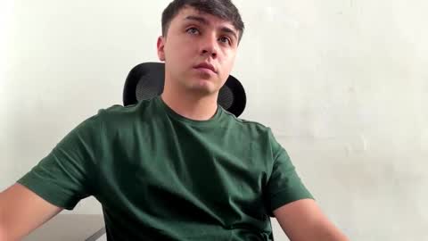 Snapshot of bigusdaddy chatting on 12/14/25, 02:33 Aron Cooper online show from 12/14/25, 02:33