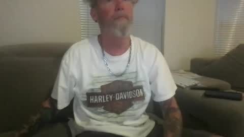 Snapshot of bigwhitedickdaddy69 chatting on 09/28/25, 10:53 Bigwhitedickdaddy and BabyCakes online show from 09/28/25, 10:53