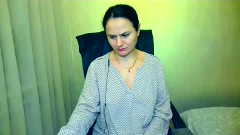 Snapshot of bililay chatting on 02/19/25, 10:31 DOM NIKA online show from 02/19/25, 10:31