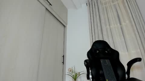 Snapshot of biscuit_oliva_ chatting on 06/20/26, 01:19 Biscuit oliva online show from 06/20/26, 01:19