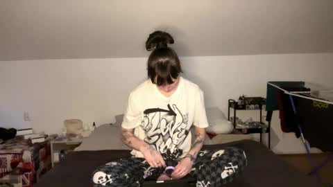 Mia online show from 05/12/26, 08:22