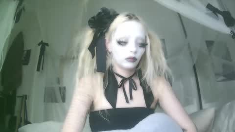 Snapshot of bl0odsyring3 chatting on 10/03/25, 07:00 vampire fang online show from 10/03/25, 07:00