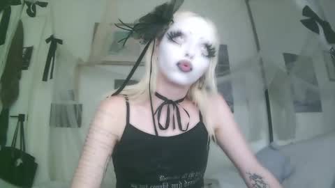 Snapshot of bl0odsyring3 chatting on 10/04/25, 07:01 vampire fang online show from 10/04/25, 07:01