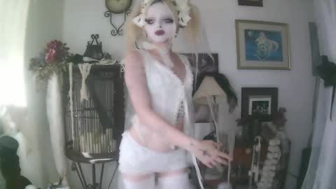 Snapshot of bl0odsyring3 chatting on 10/17/25, 07:38 vampire fang online show from 10/17/25, 07:38