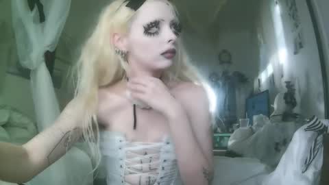 vampire fang  online show from 11/20/25, 08:30