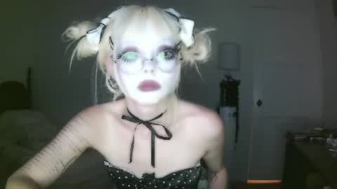 Snapshot of bl0odsyring3 chatting on 07/05/26, 07:15 vampire fang online show from 07/05/26, 07:15
