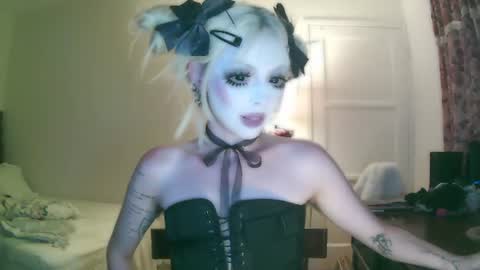 Snapshot of bl0odsyring3 chatting on 07/11/26, 03:20 vampire fang online show from 07/11/26, 03:20