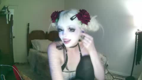 Snapshot of bl0odsyring3 chatting on 07/17/26, 02:40 vampire fang online show from 07/17/26, 02:40