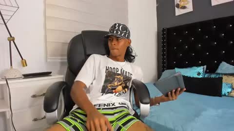 Snapshot of black_boy_22cm chatting on 02/27/25, 02:32 boy online show from 02/27/25, 02:32