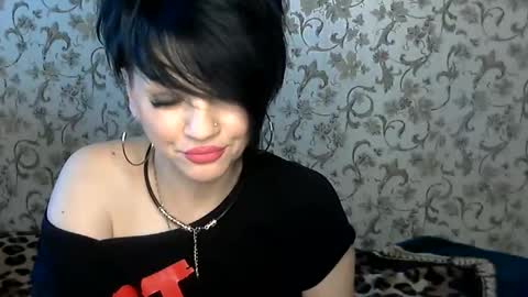 black_hot_01 online show from 11/25/25, 06:57