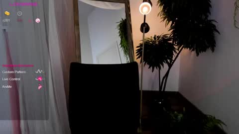Snapshot of black_pant3r chatting on 03/02/25, 05:44 Mon Mon online show from 03/02/25, 05:44