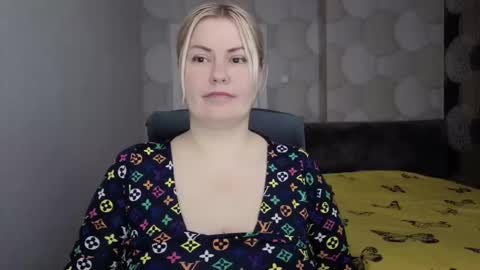 Snapshot of blackeyes11 chatting on 12/15/25, 01:21 blackeyes11 online show from 12/15/25, 01:21