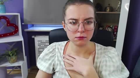 Z O E Y online show from 12/18/24, 09:14