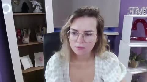 Z O E Y online show from 09/09/25, 04:23