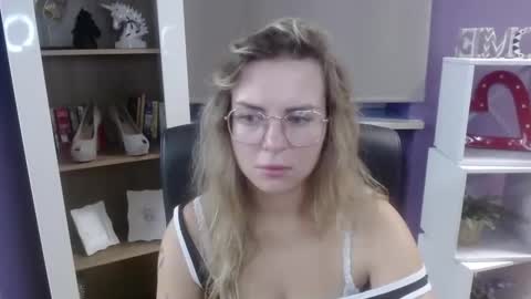 Z O E Y online show from 09/11/25, 04:23