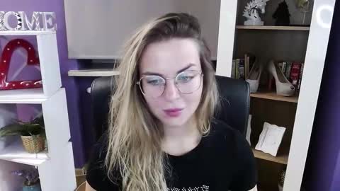 Z O E Y online show from 10/22/25, 04:35