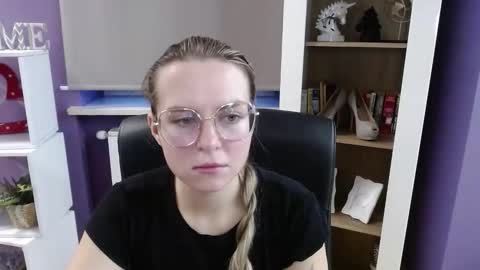 Z O E Y online show from 11/13/25, 06:23