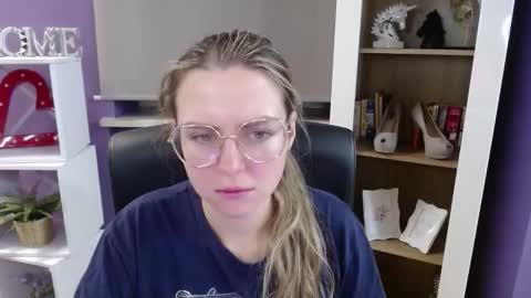 Z O E Y online show from 11/18/25, 05:45