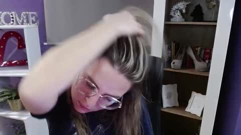 Z O E Y online show from 11/19/25, 05:51