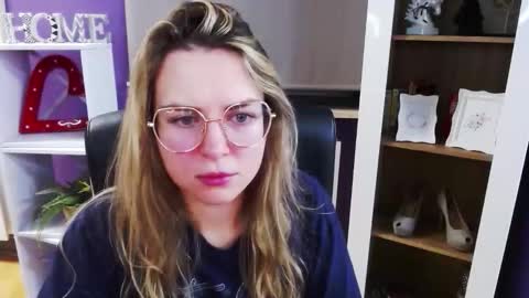 Z O E Y online show from 12/18/25, 06:08